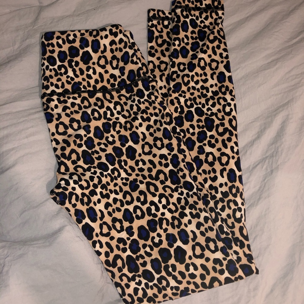 Victoria secret sport knockout legging.